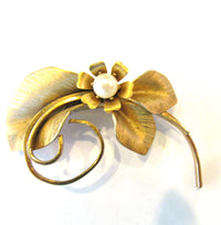 Elegant Vintage 1950s Mid-Century Pearl and Gold Floral Spray Pin - Thumbnail