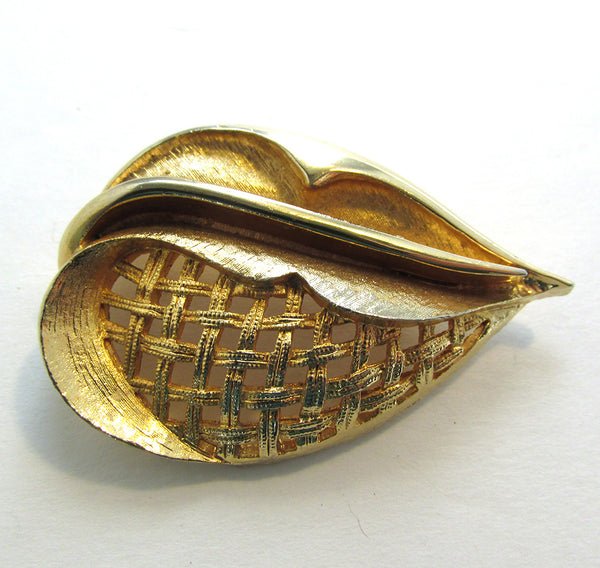 Imaginative Head-Turning Vintage 1950s Gold Lattice Work Leaf Pin - Front