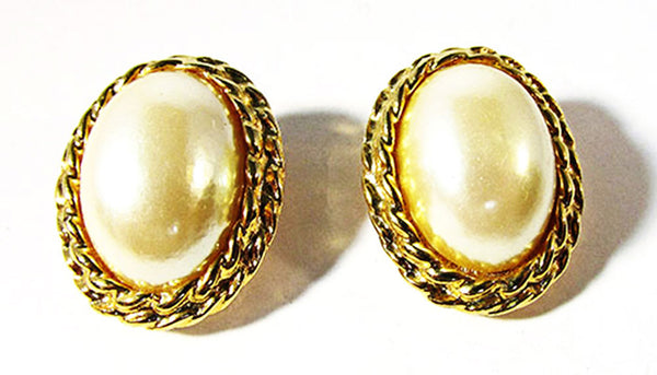 Vintage 1960s Retro Sophisticated Pearl Cabochon Clip-On Earrings - Front