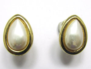 Elegant Vintage 1970s Contemporary Style Pearl Cabochon Earrings