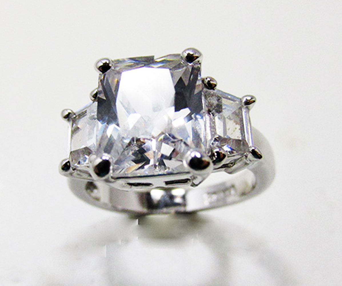 Stunning 1980s Realistic Contemporary Style Geometric CZ Fashion Ring - Front