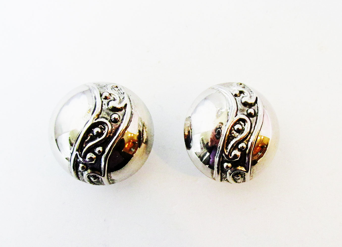 Eye-Catching Vintage 1970s Bold Contemporary Style Button Earrings - Front