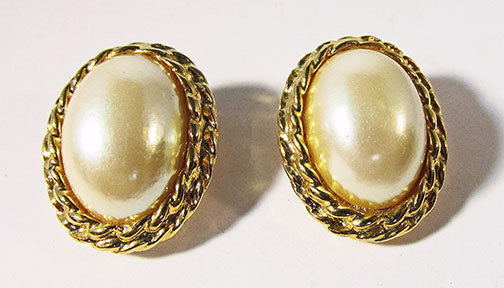 Vintage 1960s Retro Sophisticated Pearl Cabochon Button Earrings
