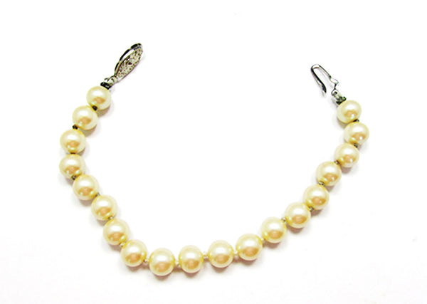 Vintage 1950s Jewelry Mid-Century Classic Ivory Pearl Bracelet - Closure