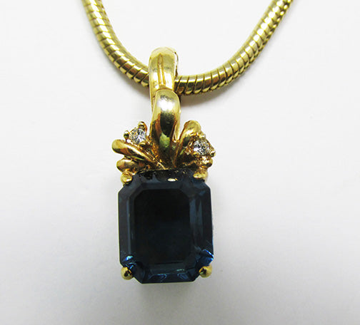 Roman Vintage 1980s Elegant Geometric Sapphire Blue Pendant