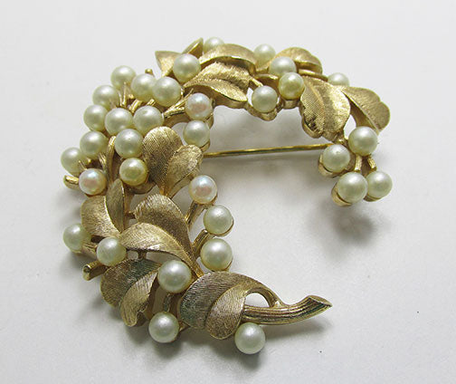 Crown Trifari Vintage Retro Lovely Pearl Floral Pin