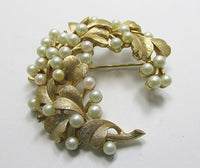 Crown Trifari Vintage Retro Lovely Pearl Floral Pin - Thumbnail