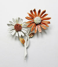Art Vintage Delightful Mid Century Enameled Daisy Pin - Thumbnail